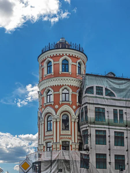 2021年5月25日 俄罗斯莫斯科 莫斯科伊林卡Trinity农场公寓楼的塔楼 采用折扣式风格 俄罗斯建筑元素 与蓝天相映衬 — 图库照片