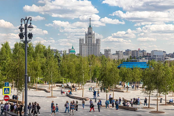 Москва Россия 2021 Вид Парк Зарядье Деревьями Зеленой Листвы Сталинским — стоковое фото