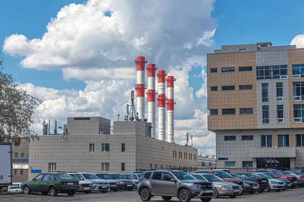 Високо Червоно Білі Труби Теплоелектростанції Промисловому Районі Передньому Плані Стоянка — стокове фото