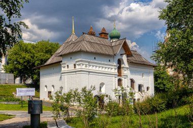 Moskova, Rusya, 06.15.2021. Moskova 'daki Zaryadye parkındaki eski İngiliz avlusunun beyaz taş binası. Moskova 'da yabancı bir gücün ilk resmi temsili 15-17 yüzyıldır.