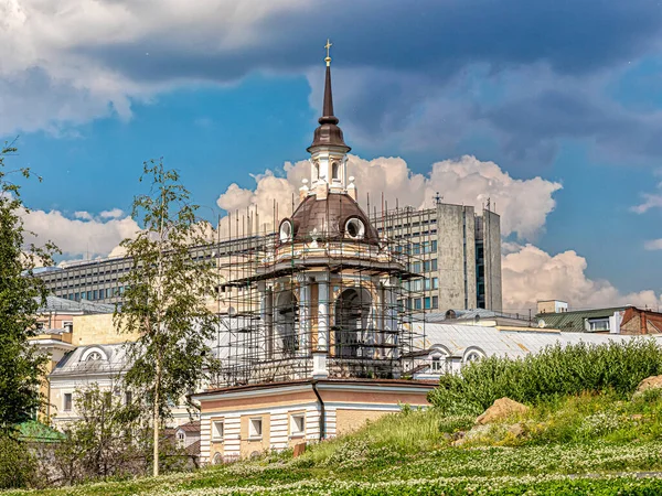 Moskwa Rosja 2021 Kopuła Dzwonnicy Patriarchalnym Dziedzińcu Kościołów Zaryadye Jest — Zdjęcie stockowe