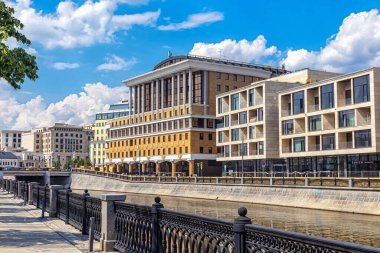 Moskova, Rusya, 06.15.2021. Balchug Bakış Apartmanı Moskova 'nın merkezindeki Balchug Adası' nda Obvodny Kanalı 'nın setinde.