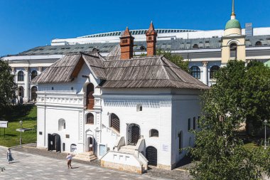 Moskova, Rusya, 06.15.2021. Zaryadye Peyzaj ve Mimarlık Parkı 'ndaki eski İngiliz Avlusu. Moskova 'da muhafaza edilen yabancı bir gücün ilk resmi temsili