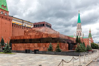 Moskova, Rusya, 06.29.2021. Lenin 'in Kremlin Duvarı yakınındaki Kızıl Meydan' daki mozolesinde Vladimir Lenin 'in cesedi 1924' ten beri şeffaf bir lahitte saklanıyor.