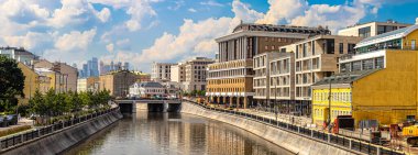 Moskova, Rusya, 06.15.2021. Drenaj kanalının panoramik görüntüsü, Zamoskvorechye ve Balchug Adası. Rus başkentindeki en pahalı emlak.