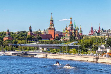Moskova, Rusya, 06.17.2021. Moskova 'nın panoramik manzarası - Zaryadye Parkı ve yüzen köprü, Kremlin ve Kızıl Meydan, St. Basil 'in Katedrali ve Tarihi Müze