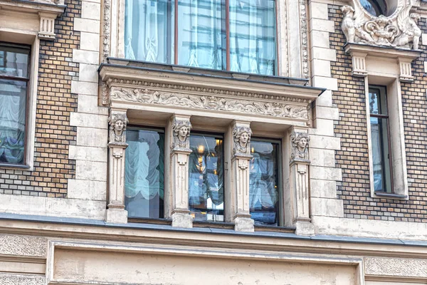 Москва Росія 2021 Вікно Торгового Будинку Пілястрами Прикрашеними Жіночими Головами — стокове фото