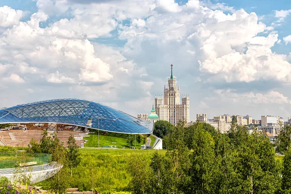 Москва Россия 2021 Окруженный Зеленью Парк Зарядье Амфитеатром Стеклянная Кора — стоковое фото