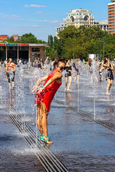 Moscou Rússia 2018 Uma Menina Vestido Apertado Molhado Encaixe Está — Fotografia de Stock