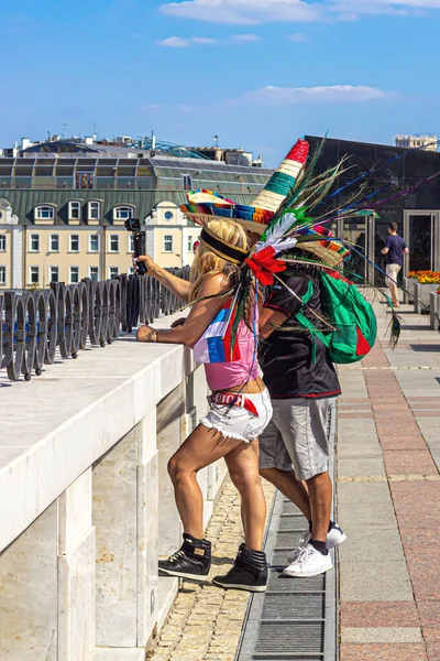 Moszkva Oroszország 2018 Pár Mexikóból Egy Férfi Hátizsákkal Sombrero Val — Stock Fotó