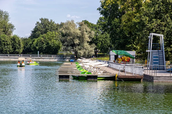 Moskova Rusya 2021 Golitsyn Pond Daki Tekne Iskelesinde Gorky Park — Stok fotoğraf