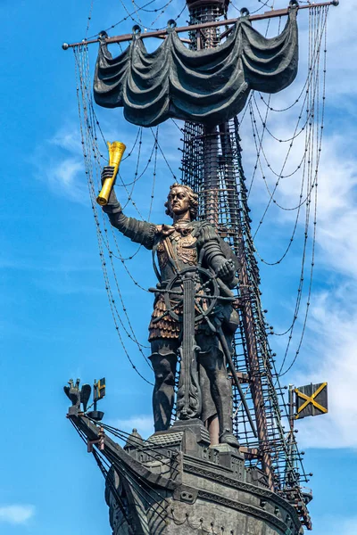 Moskova, Rusya, 07.20.2021. Moskova 'daki Büyük Peter anıtı. Anıtın yüksekliği 98 metredir. Bronz, paslanmaz çelikten, bakır ve altından yapılmıştır.