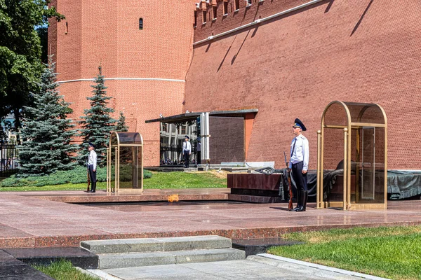 2021年7月20日 俄罗斯莫斯科 在克里姆林宫城墙附近无名士兵墓前的永恒之火前 总统府第一岗位上的总统卫队的哨兵们 — 图库照片