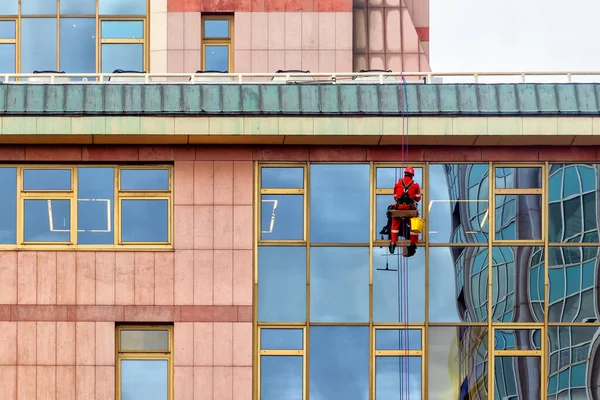 Industrial Climber Red Jumpsuit Red Helmet Washing Windows High Altitude — Fotografia de Stock