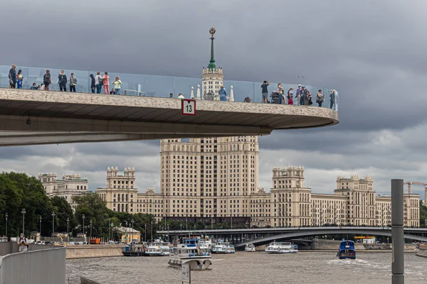 Moscow Russia 2021 Floating Bridge Zaryadye Park Tourists Background Cloudy — Stockfoto
