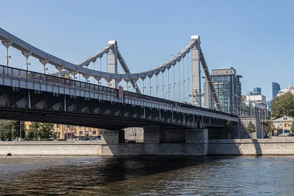 2021年6月20日 俄罗斯莫斯科 在Moskva河上挂着克里米亚桥桥梁结构由两对悬吊在297米长的链条上的链条组成 固定在加劲梁上 — 图库照片