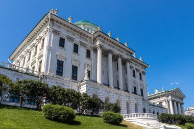 Moskova, Rusya, 07.20.2021. Moskova 'nın en güzel binalarından biri olan Vagankovsky Tepesi' ndeki Paşkov evi.