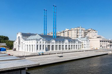 Moskova, Rusya, 07.20.2021. GES-2 (ayrıca MGES-2 ve Tramvaynaya olarak da bilinir) Moskova 'nın Yakimanka Bölgesi' nde bulunan Bolotnaya Embankment 'ta bulunan bir elektrik santralidir.