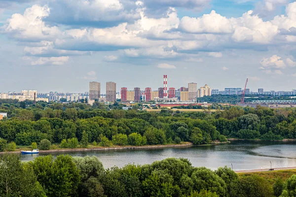 Krajina Lesy Řeka Letní Zatažená Obloha Siluety Domů Podniků Pozadí — Stock fotografie