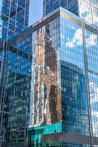 Moszkva Oroszország 2021 Tükröződik Felhőkarcolók Tükrözött Üveg Multifunkcionális Komplexum City — Stock Fotó