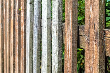 Beyazlatılmış boyalı, gri desenli eski ahşap çit.