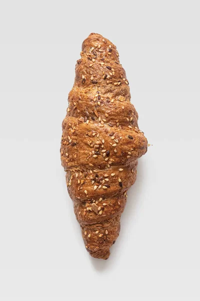 Franska Croissant Med Gyllene Skorpa Beströdd Med Sesamfrön Vit Bakgrund — Stockfoto