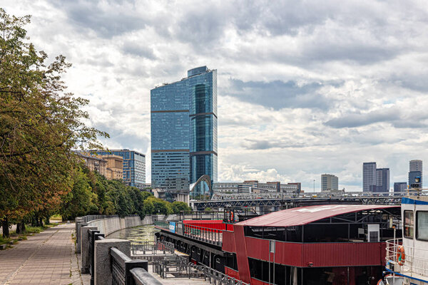 Москва, Россия, 07.23.2021. Причал "Багратионный мост" на набережной Тараса Шевченко на фоне небоскреба у Дорогомиловского моста