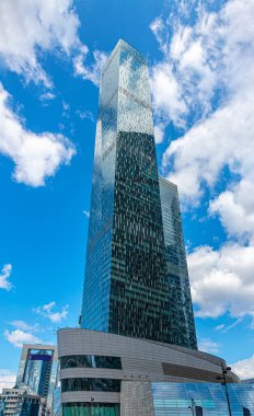 Moskova, Rusya, 07.23.2021. Moskova 'nın iş merkezinde, bulutlu mavi bir gökyüzünün arka planında 85 kat yükseliyor.