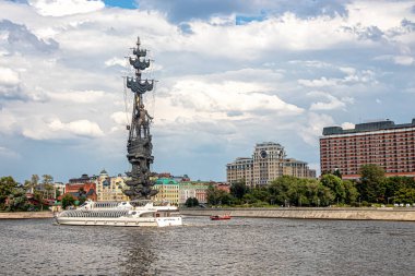 Moskova, Rusya, 08.18.2021. 1. Petrus Anıtı 'na sahip şehir manzarası ve Moskova Nehri üzerindeki Yakimanka bölgesinde geçen turist gemileri.