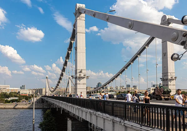 2021年8月18日 俄罗斯莫斯科 在一个温暖的夏日 行人们沿着莫斯科瓦河上的克里米亚悬索桥散步 — 图库照片