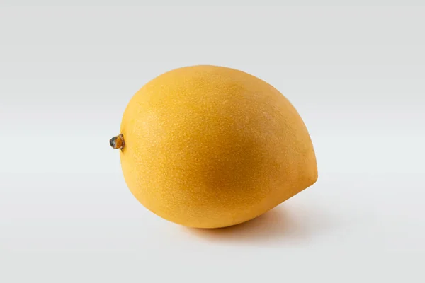 Fruta Dulce Mango Tropical Con Piel Amarilla Sobre Fondo Claro — Foto de Stock