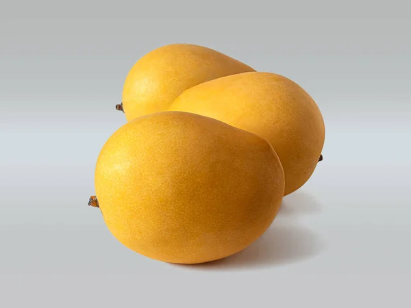 Tre Mogna Gula Mango Ljus Bakgrund Söta Tropiska Frukter Från — Stockfoto