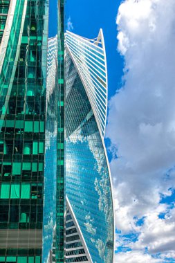 Moskova, Rusya, 08.07.2021. Moskova 'nın iş merkezindeki Imperia ve Evrim gökdelenlerinin alt görüntüsü mavi bulutlu bir gökyüzünün arka planına karşı
