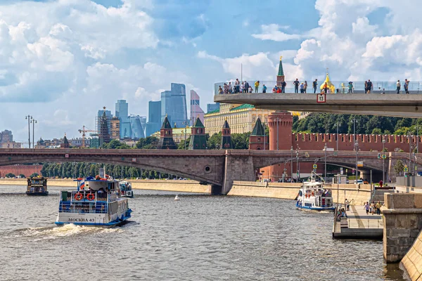 Moskva Ryssland 2021 Turistfartyg Moskvafloden Bolsjoj Moskvoretskij Bron Den Flytande — Stockfoto