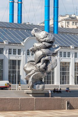Moskova, Rusya, 08.18.2021. Bolotnaya seti üzerinde İsviçreli sanatçı Urs Fischer 'ın 4 numaralı heykeli. Moskova 'da çağdaş sanat