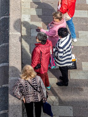 Moskova, Rusya, 09.10.2021. Moskova 'nın mimari manzarasını ziyaret eden nehir kenarındaki bir grup yaşlı kadın.