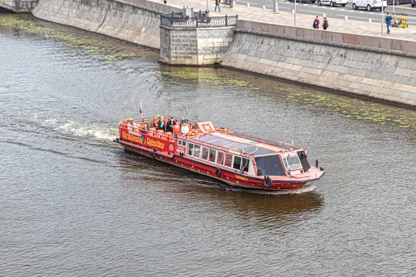 Річковий Екскурсійний Човен Туристами Пливе Уздовж Водотводного Каналу Вздовж Кам — стокове фото