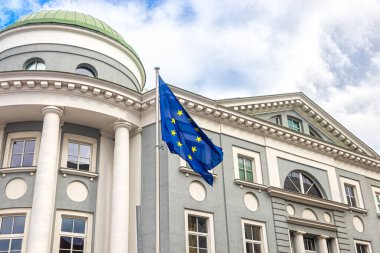 Moskova, Rusya, 09.10.2021. Avrupa Birliği 'nin mavi bayrağı rüzgarda dalgalanırken, Moskova' daki AB temsilciliği binasının arka planında