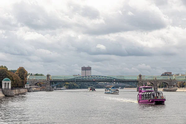 2021年6月4日 莫斯科 由行走的旅游船 行人普希金 安德烈夫斯基 桥和俄罗斯科学院高层大楼组成的莫斯科河 — 图库照片
