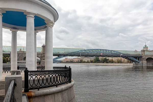 モスクワ ロシア 2021 ゴーキー公園のガゼボ ロタンダとモスクワ川を渡る歩行者アンドレフスキー橋 — ストック写真
