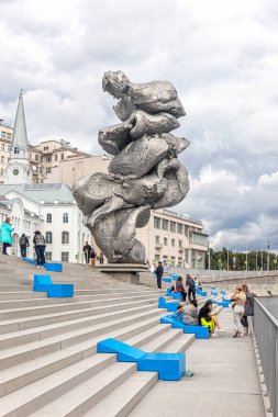 Moskova, Rusya, 09.10.2021. Moskova 'daki Bolotnaya Embankment' ta İsviçreli sanatçı Urs Fischer 'ın 4 numaralı alüminyumdan yaptığı heykel. Rahatlamak ve selfie çekmek için bir yer.