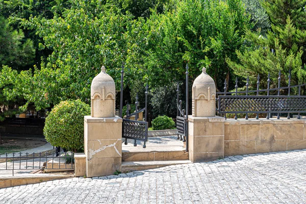 Baku Ázerbájdžán 2019 Dekorativní Zahradní Mříž Tepaného Železa Kamenných Pilířů — Stock fotografie