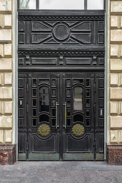 Régi Dekorációs Panelajtók Faragványokkal Lakóépület Központi Bejárata Üvegbetétekkel Sárgaréz Foglalatokkal — Stock Fotó