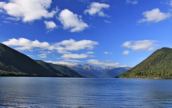 Lago cercado por montanhas — Fotografia de Stock