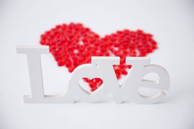 Yazılı kırmızı kalp, beyaz arka planda aşk..