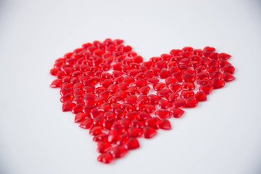 Beyaz arka planda kırmızı kalp kompozisyonu.