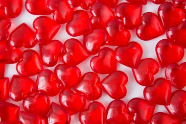 Beyaz arka planda kırmızı kalp kompozisyonu.