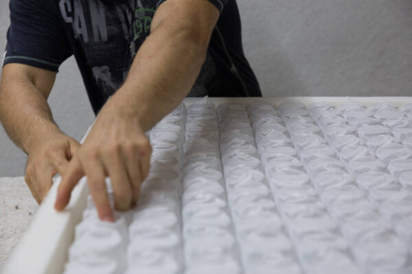 Производство кроватей и диванов, диванов и матрасов.