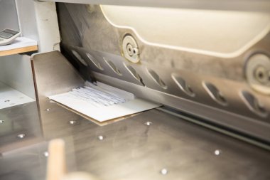 Giyotinle kağıt buduyorum. Matbaa. Kağıt kesme makası.