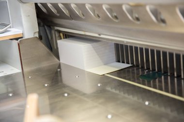 Giyotinle kağıt buduyorum. Matbaa. Kağıt kesme makası.